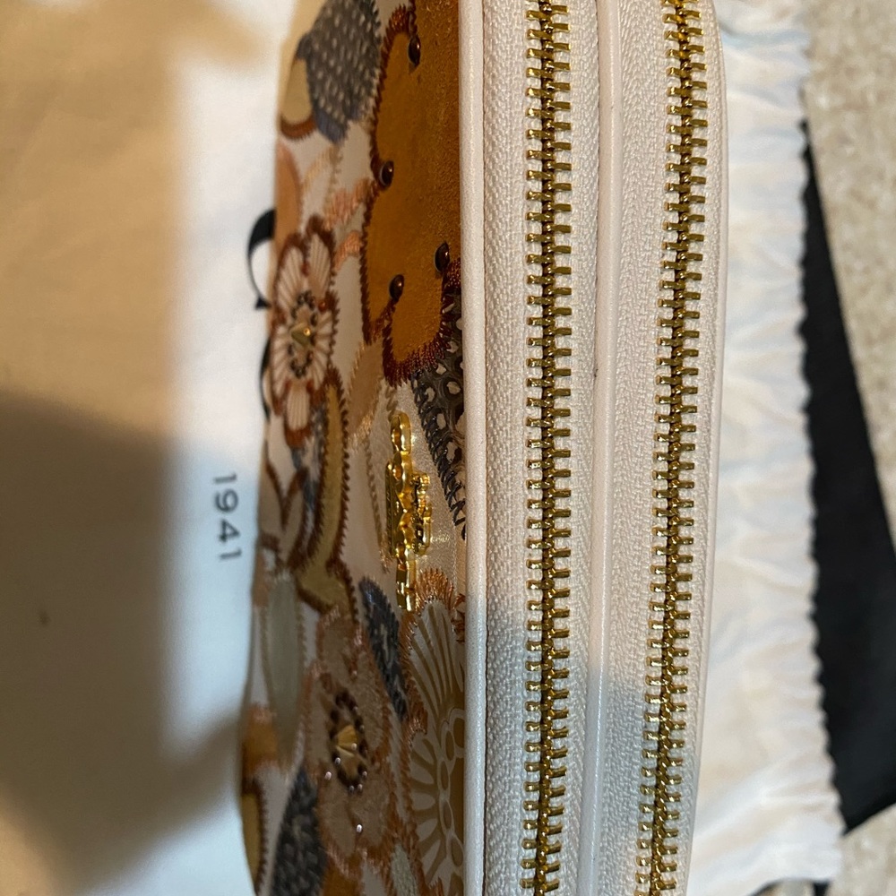 COACH
Crossbody with Patchwork Tea Rose - Picture 6 of 12